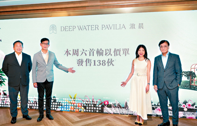新世界何家欣（右二）表示，滶晨周六開賣138伙價單單位，另招標發售19伙。左二為帝國集團姚志偉、右一為資本策略何樂輝、左一為麗新潘銳民。