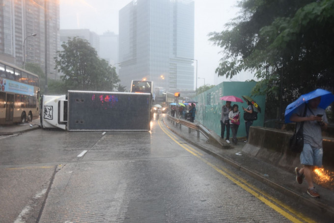 貨車疑因天雨路滑翻側。