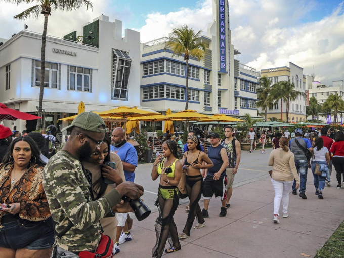 美國大批民眾周六擁入佛羅里達州邁阿密海灘慶祝春假。AP圖片