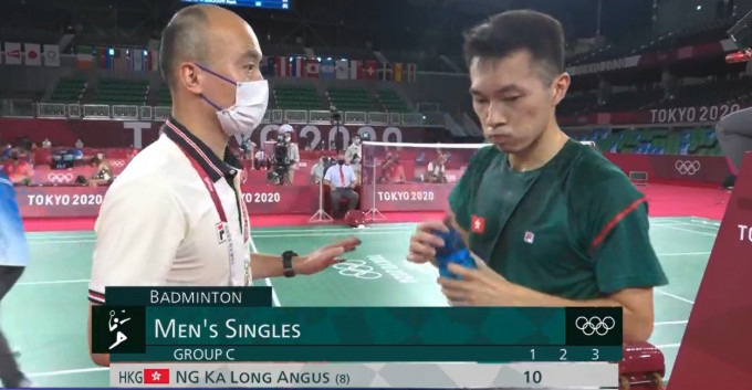 伍家朗身穿印有香港区旗绿白色球衣出战。电视截图