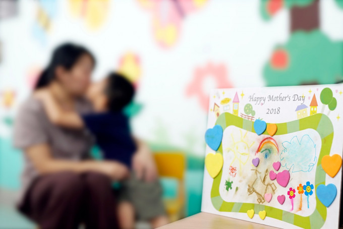 阿欣收到4岁的儿子亲手制作的心意卡作为母亲节礼物。