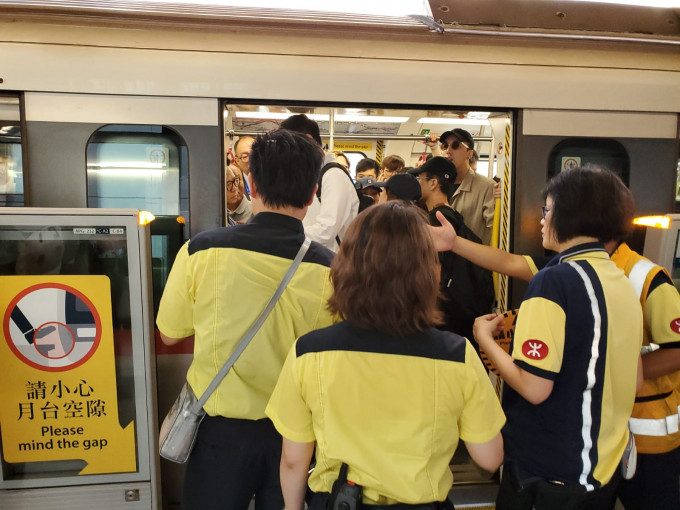 有人阻止列車車門關上