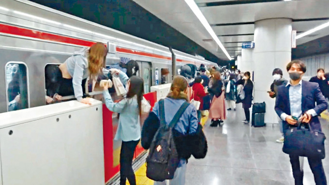 ■上载推特的影像可见乘客从列车车窗逃往月台。
