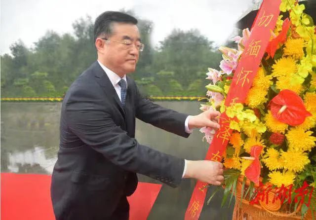 张庆伟到韶山向毛泽东铜像敬献花篮。