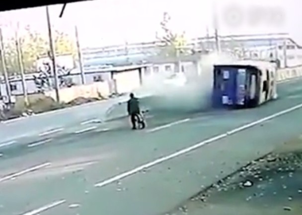 一辆巴士为闪避一名骑单车横穿马路的男子，失控撞向路中央的石壆后翻侧。网上图片