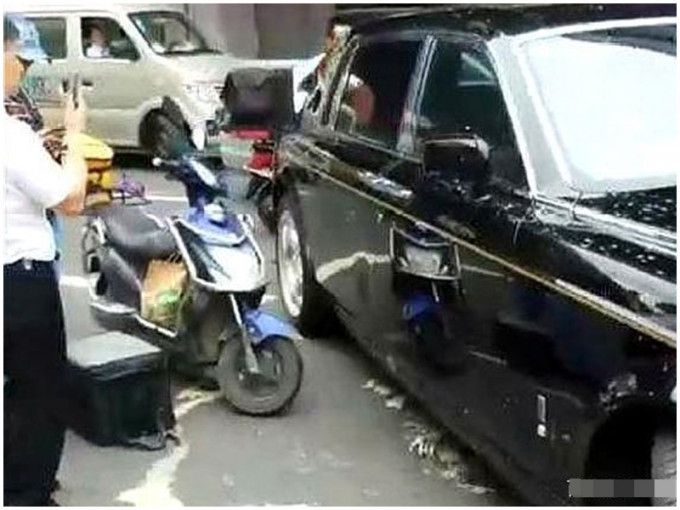外賣電單車與千萬勞斯萊斯相撞，目擊者們：外賣員要賠慘。影片截圖