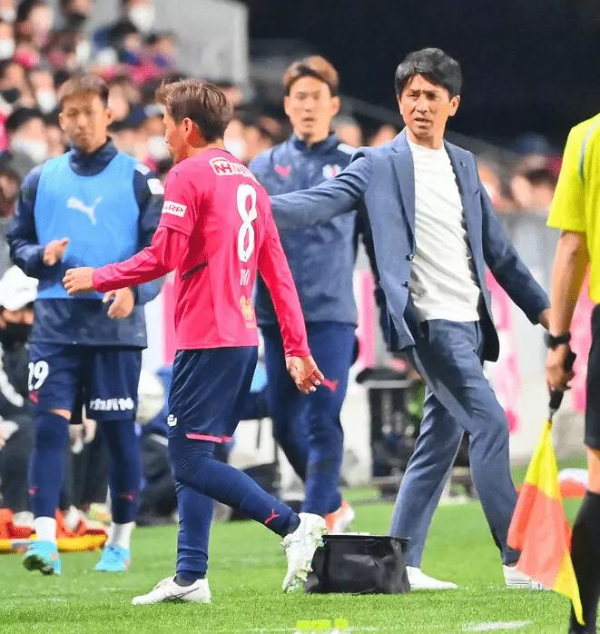 乾贵士（左）因拒绝和主帅小菊昭雄握手及痛骂教练团，引发掀然大波。网上图片