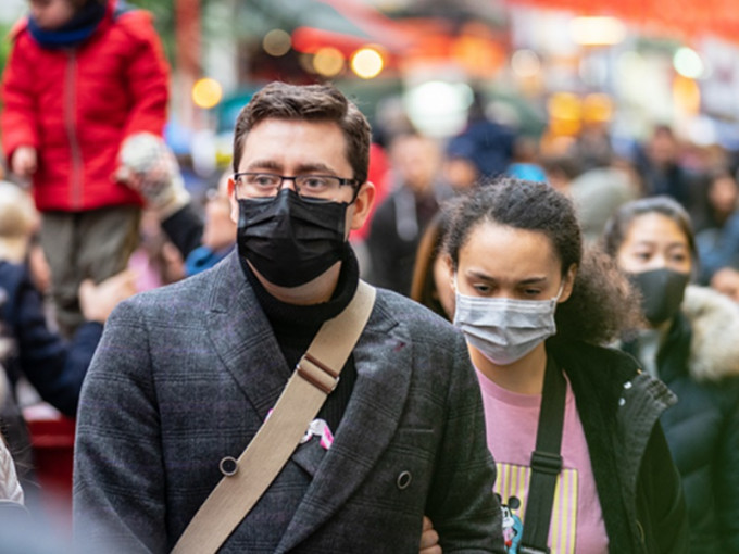 澳洲市民戴口罩防疫。网图