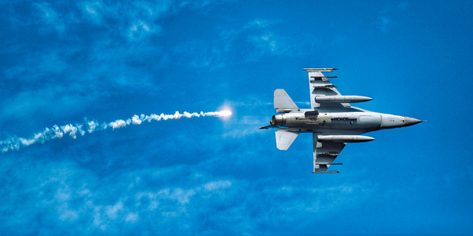 台湾F16战机抛射热焰弹。