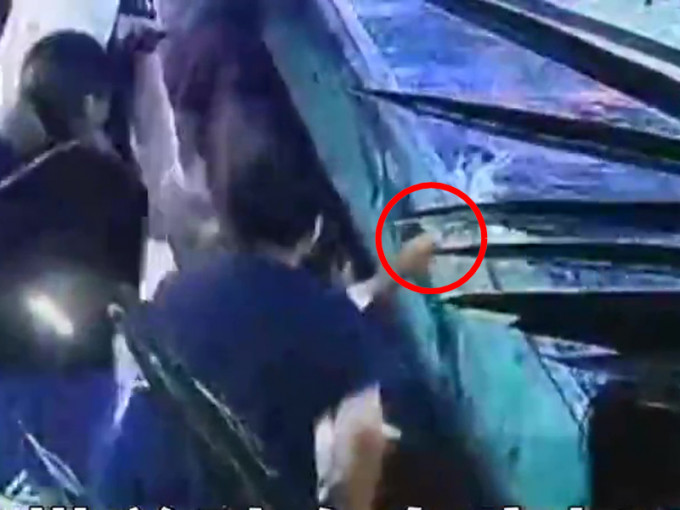 6岁女童在商场内一个鲨鱼池被咬伤右手。（网图）