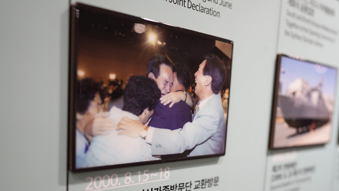 南韩坡州统一展望台展览厅展示了一张两韩家庭团聚的照片。AP