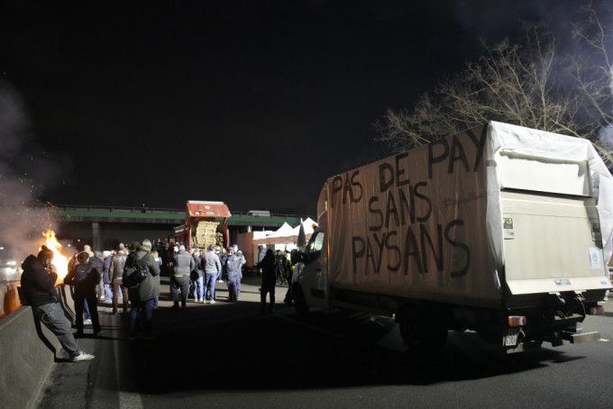 法國農民在巴黎市郊堵路抗議。美聯社