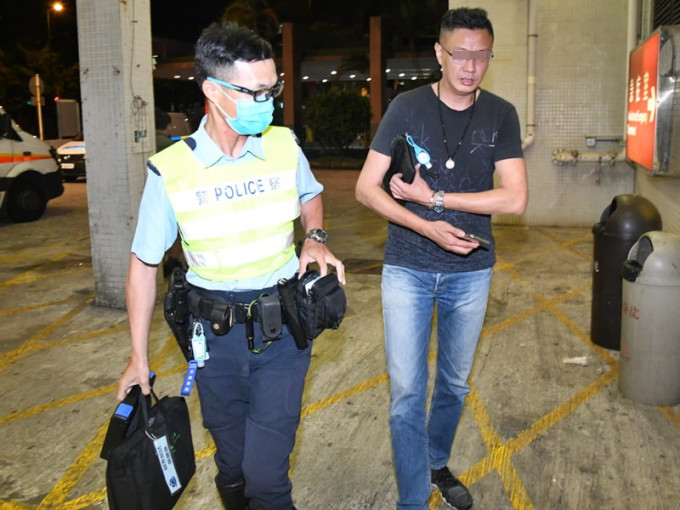 司機（右）手部受傷，清醒被送往廣華醫院治理。
