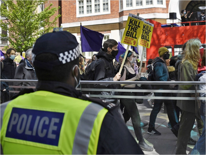 倫敦逾千人上街示威，不滿警權擴大。AP