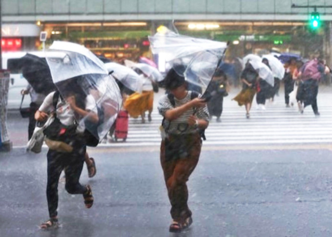 日本东京横风横雨。网上图片