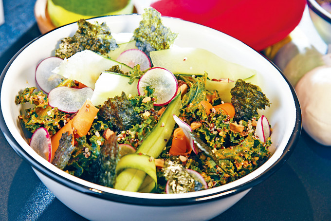 GOS Salad，自家调制的新鲜杏仁酱汁，淋在青瓜、甘笋、紫菜及羽衣甘蓝上面，百分百天然原味道。