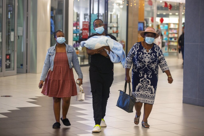 南非變種病毒在國內急速蔓延。AP圖片