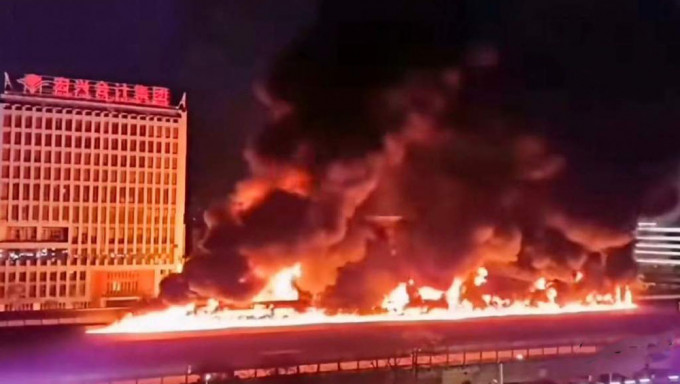 福建泉州油罐車爆炸，馬路變火海。