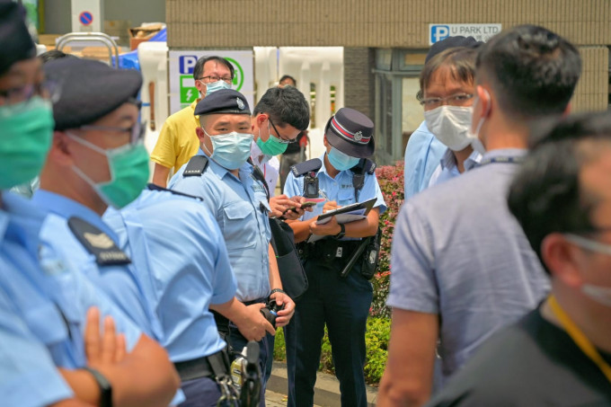 警員票控區議員違反限聚令。