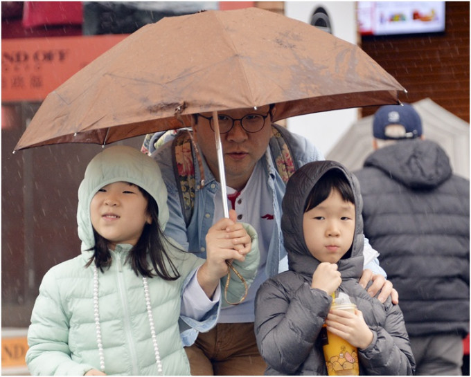 周五是二十四節氣之一的「大雪」，當日晚上天氣轉涼。