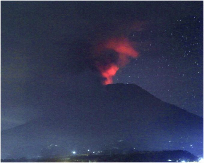 阿貢火山持續爆發。AP