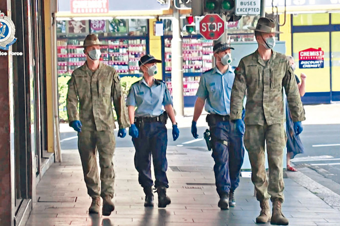 ■士兵去年四月在雪梨街道巡邏。