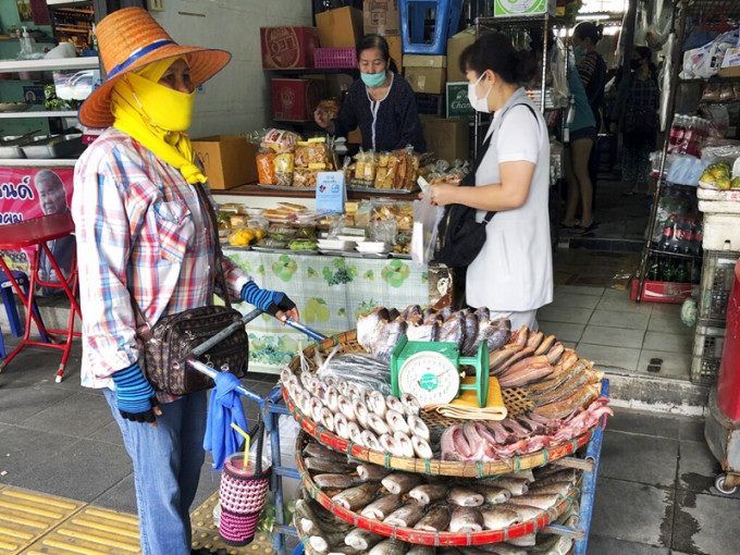 泰國新冠肺炎疫情持續，周六新增110宗確診個案，其中60宗與沙沒沙空府海鮮批發市場感染群組有關。AP圖片