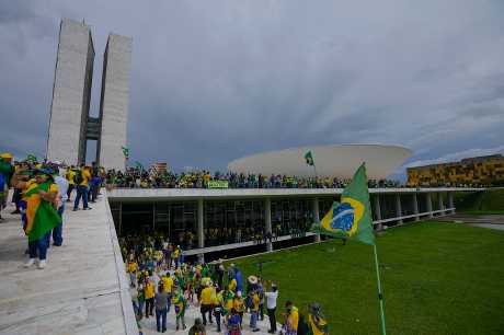 大批示威者冲击巴西国会大楼