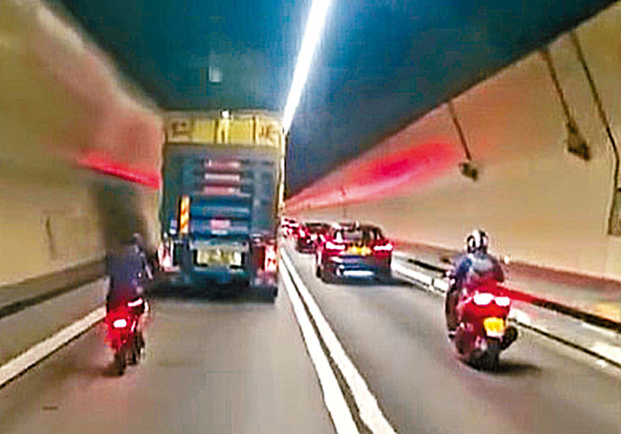 單車漢在紅隧管道內緊隨重型貨車「狂踩」。