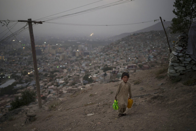 阿富汗面臨嚴重的人道危機，包括女性權益受剝削，糧食亦恐出現短缺。美聯社圖片