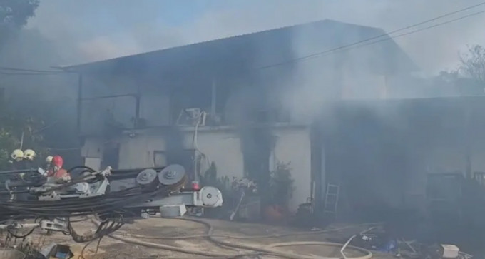 金門一間民營公司的倉庫起火。（網上圖片）