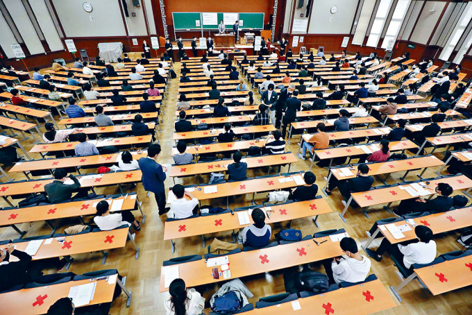 ■在东京应考大学入学共同考试的学生，按社交距离就座。