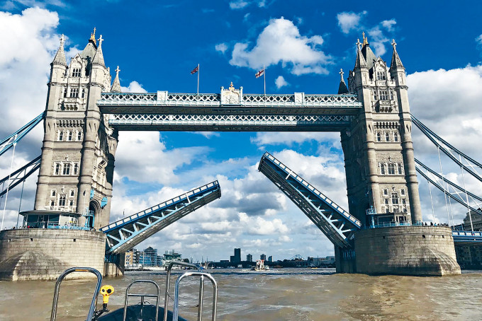 ■伦敦塔桥上周六桥面升起后放不下来。