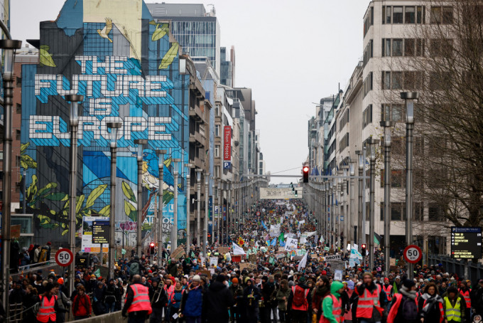 鲁塞尔有2万人上街，要求采取更多行动对抗全球暖化。路透社