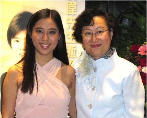 蒙民伟第2任妻子王蓓芬(右)。资料图片