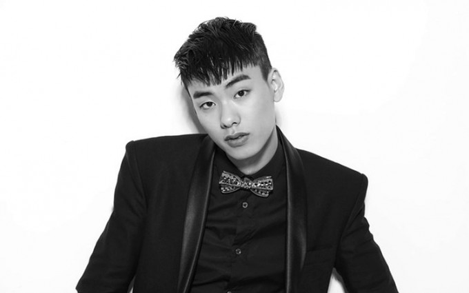 韩国饶舌歌手IRON今晨被发现倒卧在其寓所楼下花槽，送院后证实死亡，终年29岁。