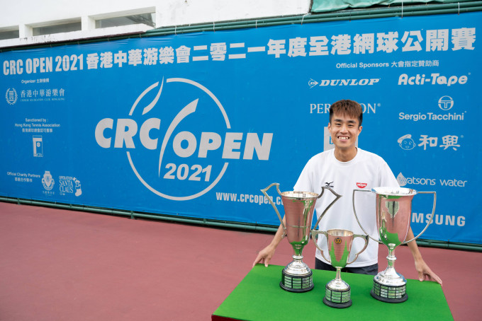 王康傑包攬男單、男雙及混雙錦標，成為第73 屆全港網球公開賽三料冠軍。相片由公關提供