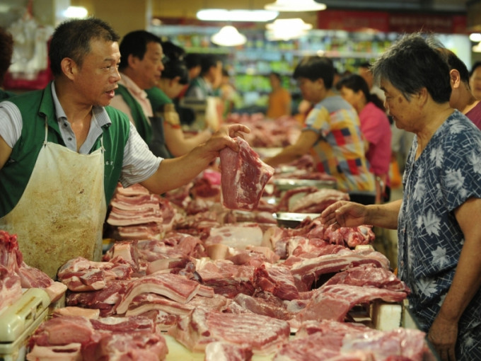 國務院常務會議提到，要落實豬肉保供應、穩價格的措施。（新華社）