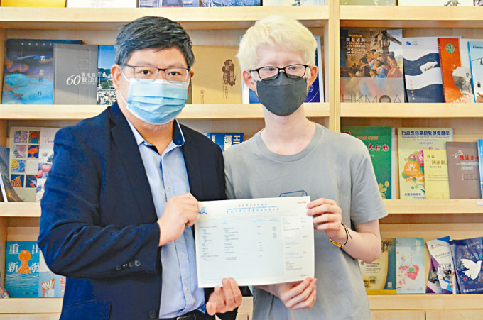 王梓丞（右）希望成为青少年服务社工，以自身经历证明「天无绝人之路」。