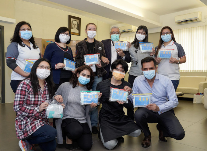 新世界发展日前向香港族裔共融联会捐出一批防疫物资。