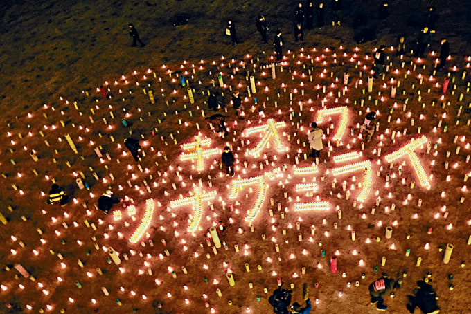 在福島縣雙葉的大地震紀念館，民眾用蠟燭拼成「記憶」和「連接未來」字樣。