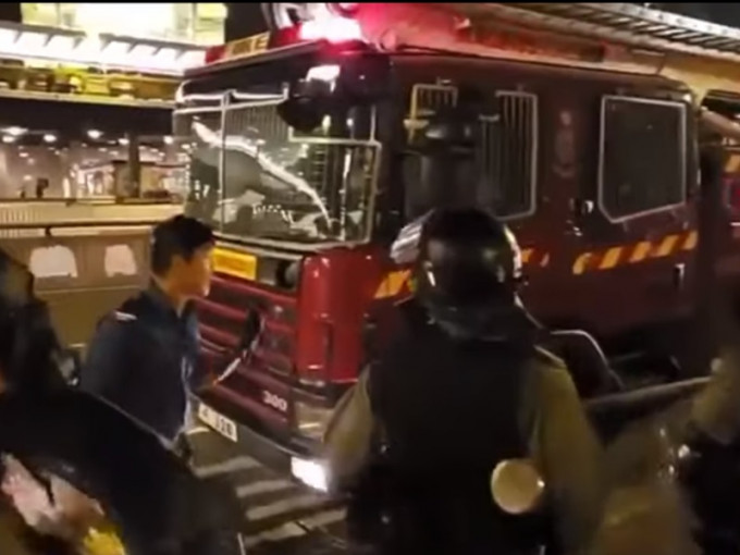 消防員不滿消防車被催淚彈擊中。影片截圖