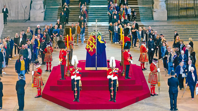 在倫敦西敏宮內的西敏廳，周四有大批民眾瞻仰英女皇靈柩。