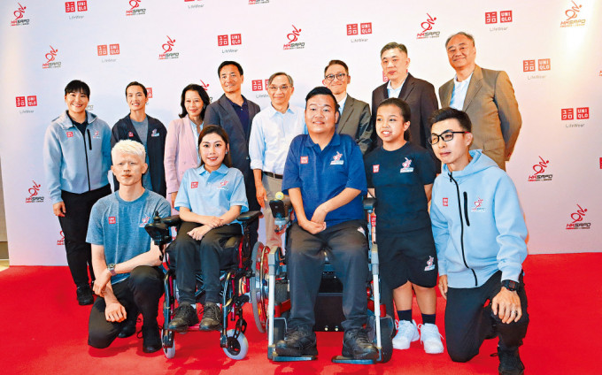 一眾香港殘奧健兒包括余翠怡昨日出席全新服裝發布會。