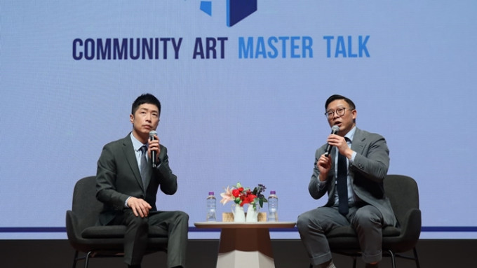 張國鈞(右)向約150名中學生分享其個人成就和成長經歷，左為馬浚偉。