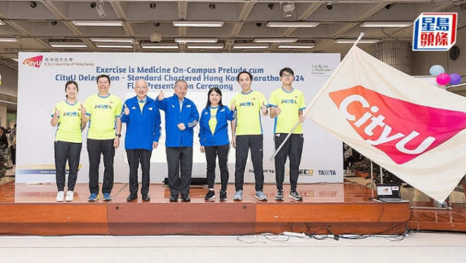梅彦昌（中）、吕志宏（右二）、陈志豪（左三）、甄洁明（右三）与渣打香港马拉松城大代表团成员。 城大提供