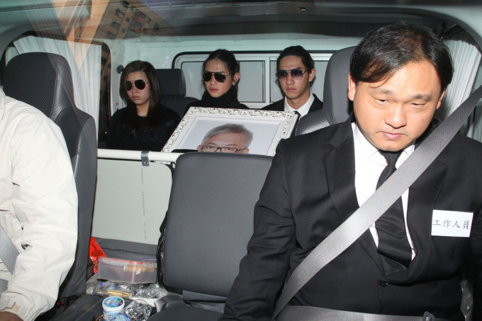 胡家驊的子女，與吳婉芳登上靈車離開殯儀館。