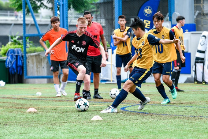 曼联U16青年队与香港地区精英队及香港U17青年队成员进行联合训练。