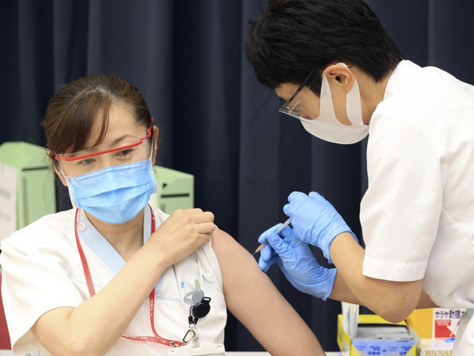 日本截至星期五已為逾4萬名醫護人員接種疫苗。AP