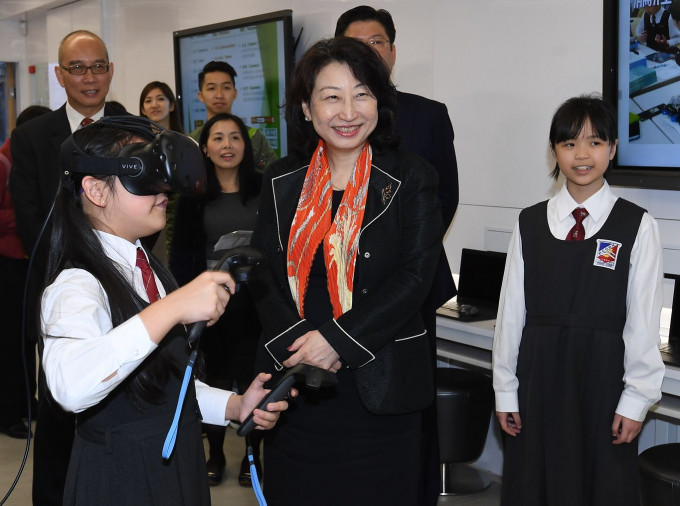 郑若骅到访位于上环的英皇书院同学会小学。政府新闻处图片